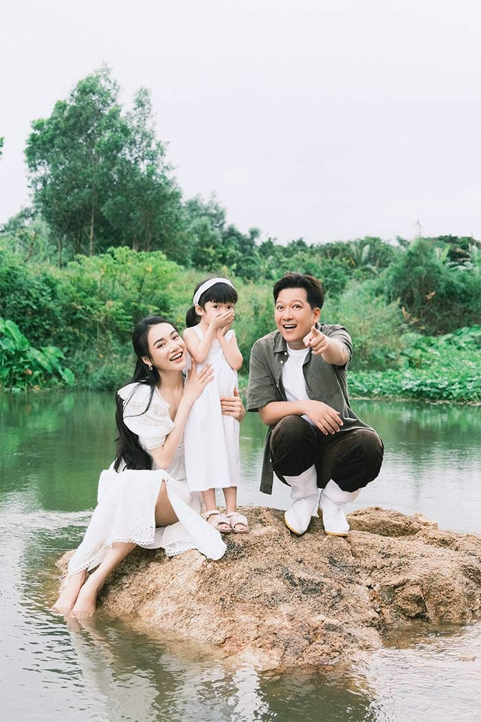 Vợ chồng nghệ sĩ Trường Giang - Nhã Phương vừa thực hiện bộ ảnh kỷ niệm 4 năm ngày cưới.
