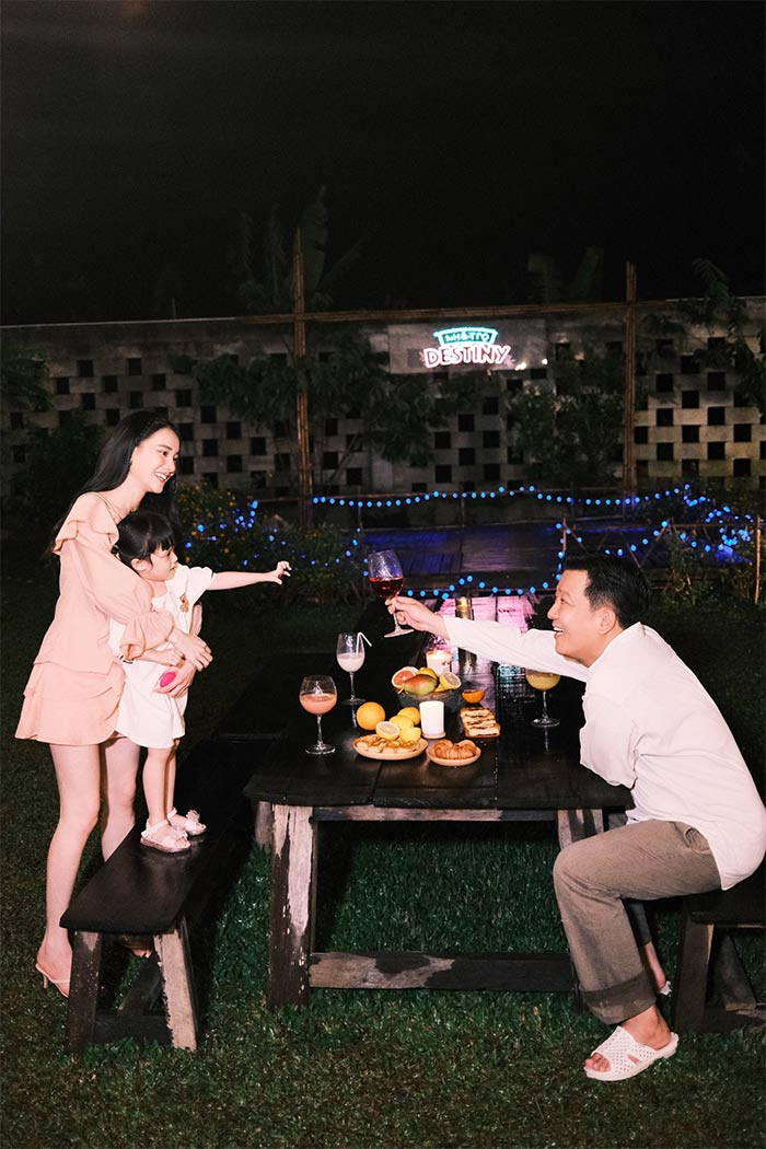 Đây là lần đầu tiên sau gần 4 năm con gái chào đời, vợ chồng Trường Giang mới công khai khoe con.