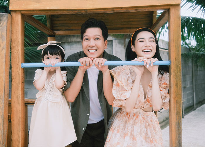 Vợ chồng Trường Giang hy vọng con gái có những trải nghiệm tuổi thơ đáng nhớ cùng bố mẹ.