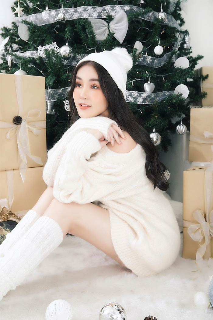Khuôn mặt cô trông hài hoà ưa nhìn hơn.