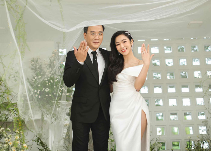 Hà Thanh Xuân kết hôn với doanh nhân Thắng Ngô vào tháng 5/2022. Tuy nhiên sau đám cưới cả hai vợ chồng cô bị cộng đồng mạng chỉ trích vì trước đó Thắng Ngô từng dành những lời lẽ đường mật cho vợ cũ nhưng lại nhanh chóng có người mới, là Hà Thanh Xuân.