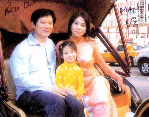 Đang ở đỉnh cao nghề nghiệp, năm 2001, Lý Hương bỏ hết tất cả sang Mỹ lấy chồng, sinh con. Vài năm sau cô ly hôn và bị chồng tố tội bắt cóc con gái Princess Lam, con chung của hai người. (Ảnh:Saostar)