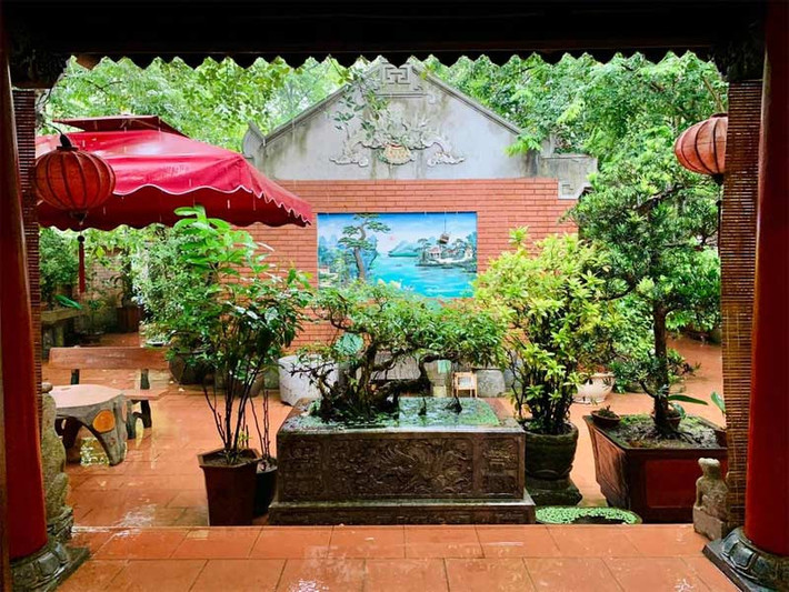 Biệt phủ rộng rãi được xây dựng theo phong cách nhà Bắc Bộ xưa với sân vườn rộng rãi của Vượng Râu.