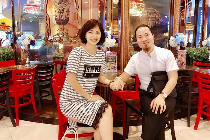 Để có thể chuyên tâm cho nghệ thuật, Vượng Râu có "hậu phương" rất vững chắc là bà xã Thu Hiền. Hai vợ chồng anh kết hôn năm 2010 và có 5 con đủ nếp tẻ.