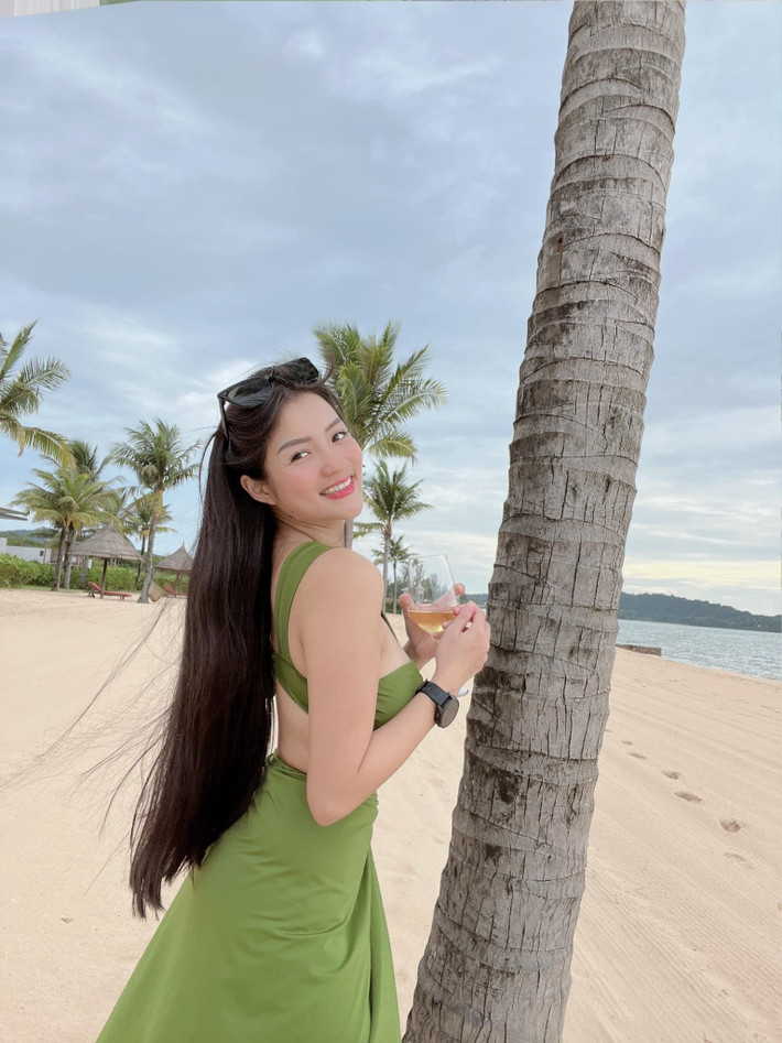 Trước khi ở ẩn, Thủy Top nỗ lực để được công nhận ở vai trò ca sĩ, diễn viên. Cô từng ra mắt các sản phẩm âm nhạc, tham gia các gameshow và đóng phim, nhưng chưa thực sự gây được tiếng vang.
