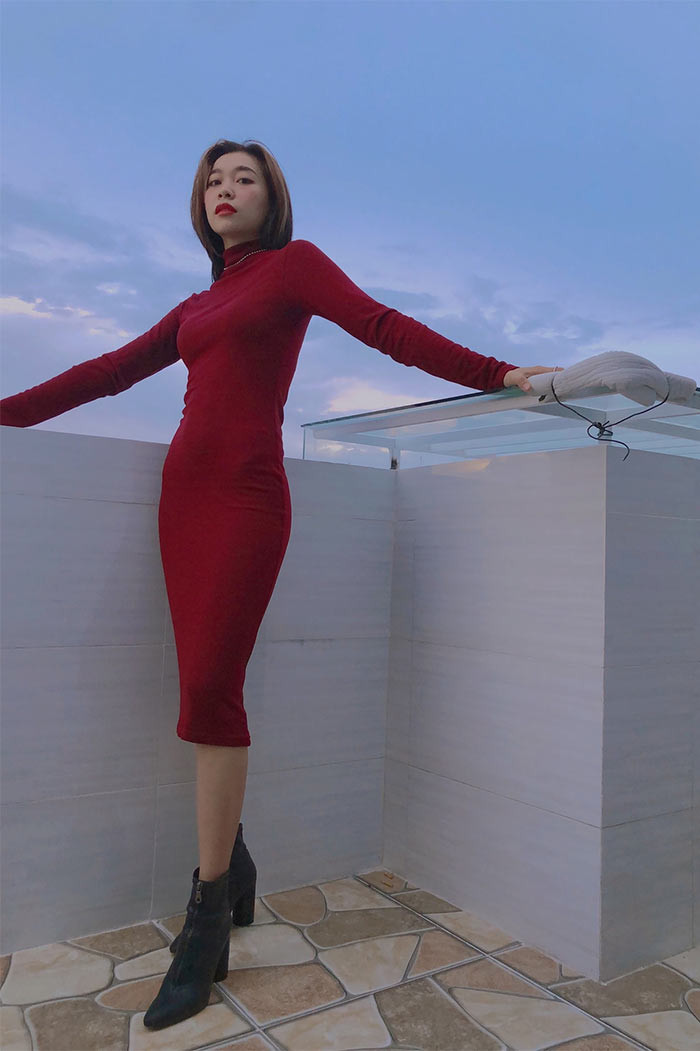 Chiếc váy ôm bó sát khoe ba vòng đâu ra đó của người đẹp quê Bình Dương.