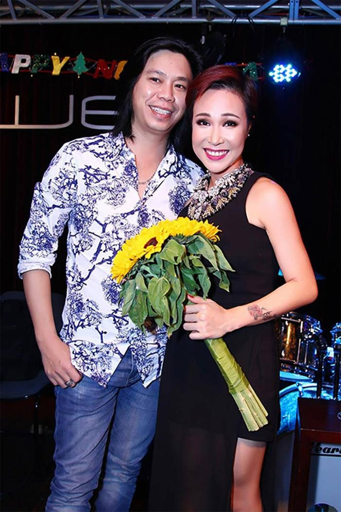 Thời điểm thi Vietnam Idol 2010, Uyên Linh đang yêu nhạc sĩ Dũng Đà Lạt. Tuy nhiên, mối tình này chỉ kéo dài 5 năm thì hai người chia tay. Hiện nữ ca sĩ vẫn độc thân. (Ảnh: VTC)