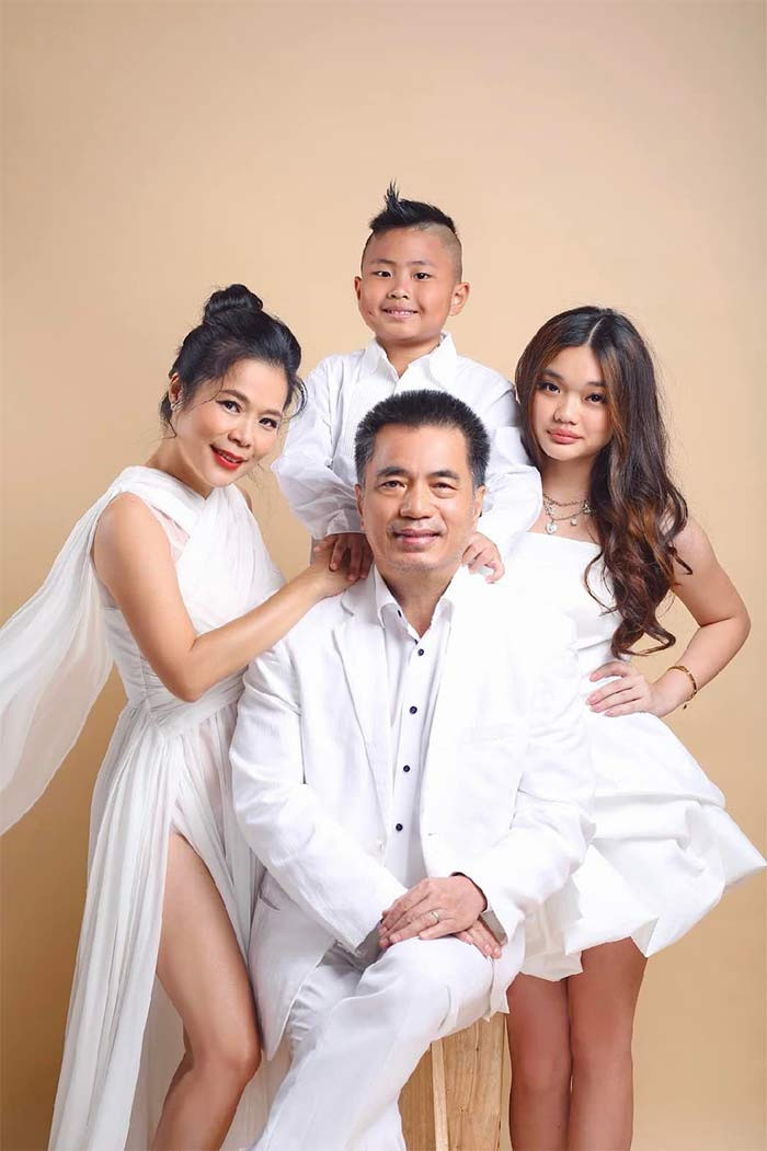 Hai con gái Mỹ Lệ đang theo học tại trường Schule Schloss Salem (Đức). Học phí mỗi năm tại trường này khoảng 60.000 Euro chưa kể chi phí cho các hoạt động ngoại khóa, phụ thu.