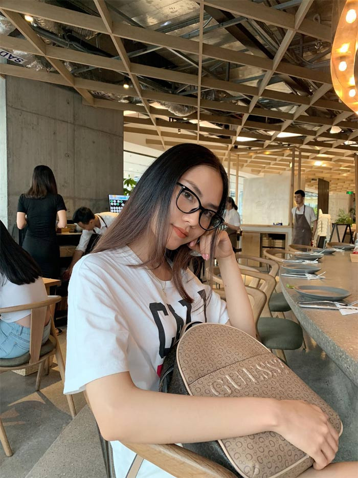 Dạo phố, đi cà phê với bạn bè Mai Phương thường chọn trang phục tối giản, khuôn mặt gần như để mộc, ngoại trừ tô son.