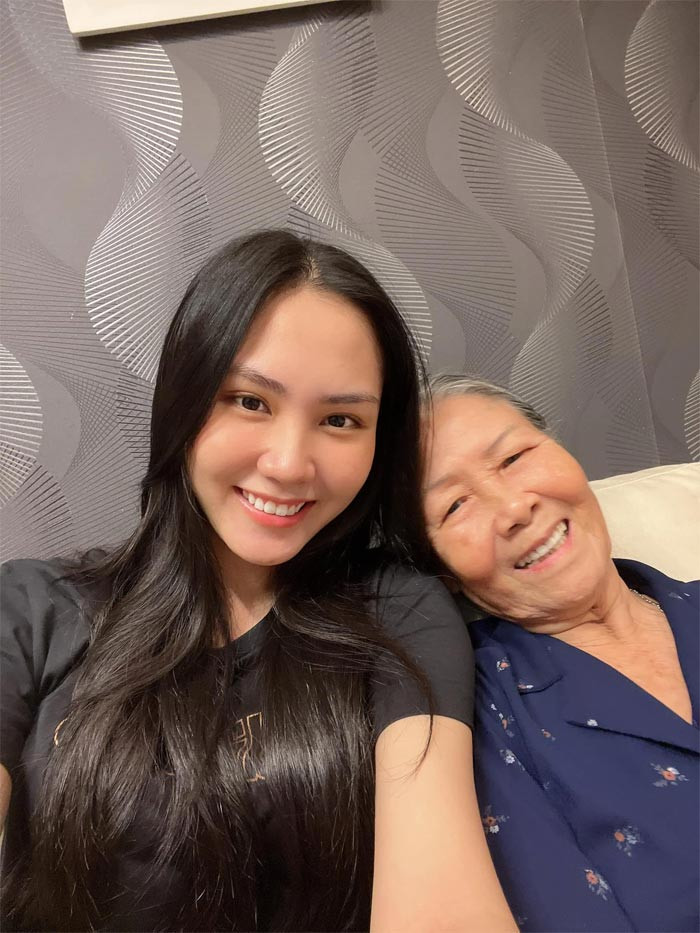 Không cần trang điểm, khuôn mặt của người đẹp vẫn bừng sáng bởi làn da mịn màng, khoẻ khoắn, khuôn mặt góc cạnh, thông minh.