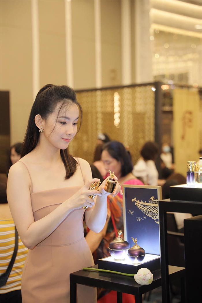 Vóc dáng, khuôn mặt của Hoa hậu Thùy Lâm vẫn trẻ trung và gọn gàng như lúc còn thiếu nữ.