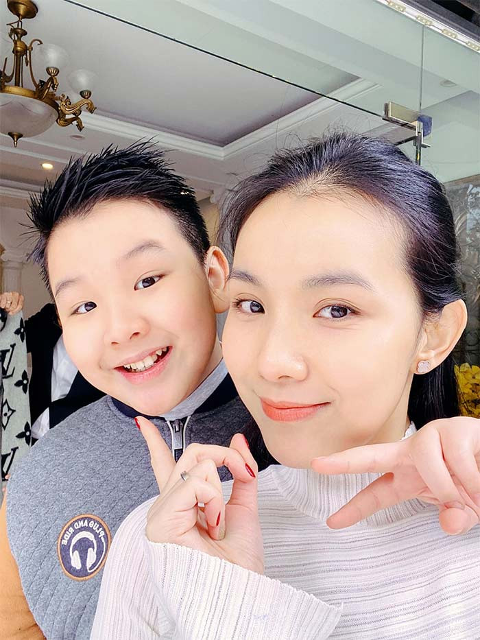 Chỉ cần trang điểm nhẹ nhàng, Thùy Lâm đã rất nổi bật và xinh tươi nhờ vẻ đẹp sẵn có.