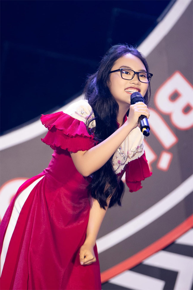 Giọng ca "Quê em mùa nước lũ" trở thành một trong những ca sĩ nhí nổi tiếng nhất trong dòng nhạc dân ca. (Ảnh: FBNV)