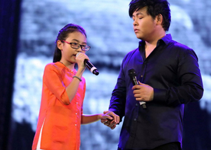 Cuối năm 2013 sau khi đầu quân vào công ty của Quang Lê, Phương Mỹ Chi thường xuyên được cha nuôi cho đi lưu diễn trong và ngoài nước với cát-sê cao. (Ảnh: NLD)
