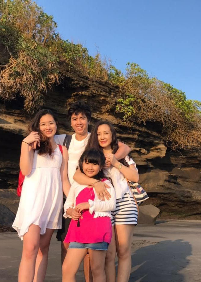 May mắn cho Khánh Huyền là người chồng thứ hai của cô rất yêu quý con gái riêng của vợ nên nữ diễn viên sinh năm 1971 yên tâm tận hưởng hạnh phúc gia đình.