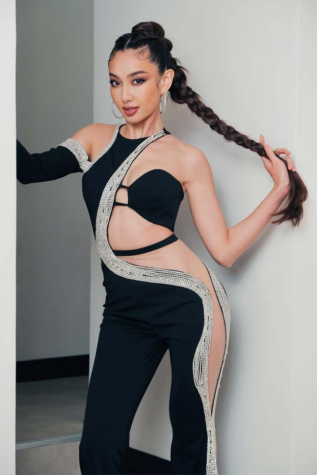 Bộ trang phục với những đường cut out cực kỳ táo bạo giúp Thuỳ Tiên khoe trọn đường cong đáng mơ ước.