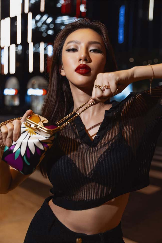 Thuỳ Tiên khoe vòng 1 và vòng 2 tuyệt đẹp với áo crop top lưới. (Ảnh: FBNV)