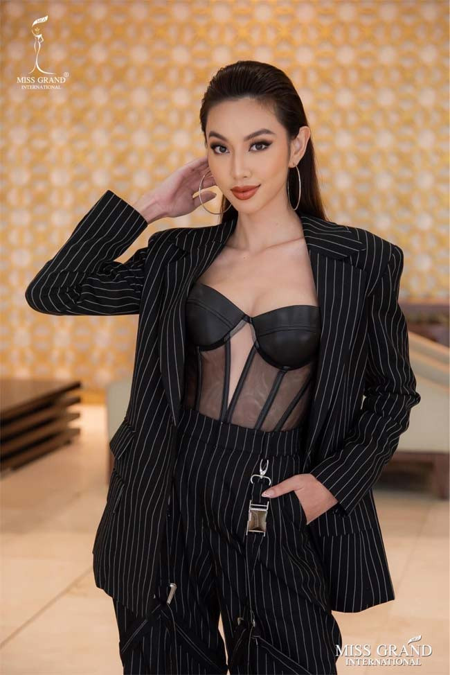 Bộ vest kẻ đen trở nên mềm mại và quyến rũ hơn khi Thuỳ Tiên kết hợp với chiếc áo corset bên trong. (Ảnh: FBNV)