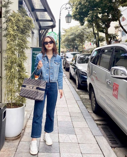 Ngoài đời, Khánh Vy chọn style rất trẻ trung phù hợp với độ tuổi của cô.