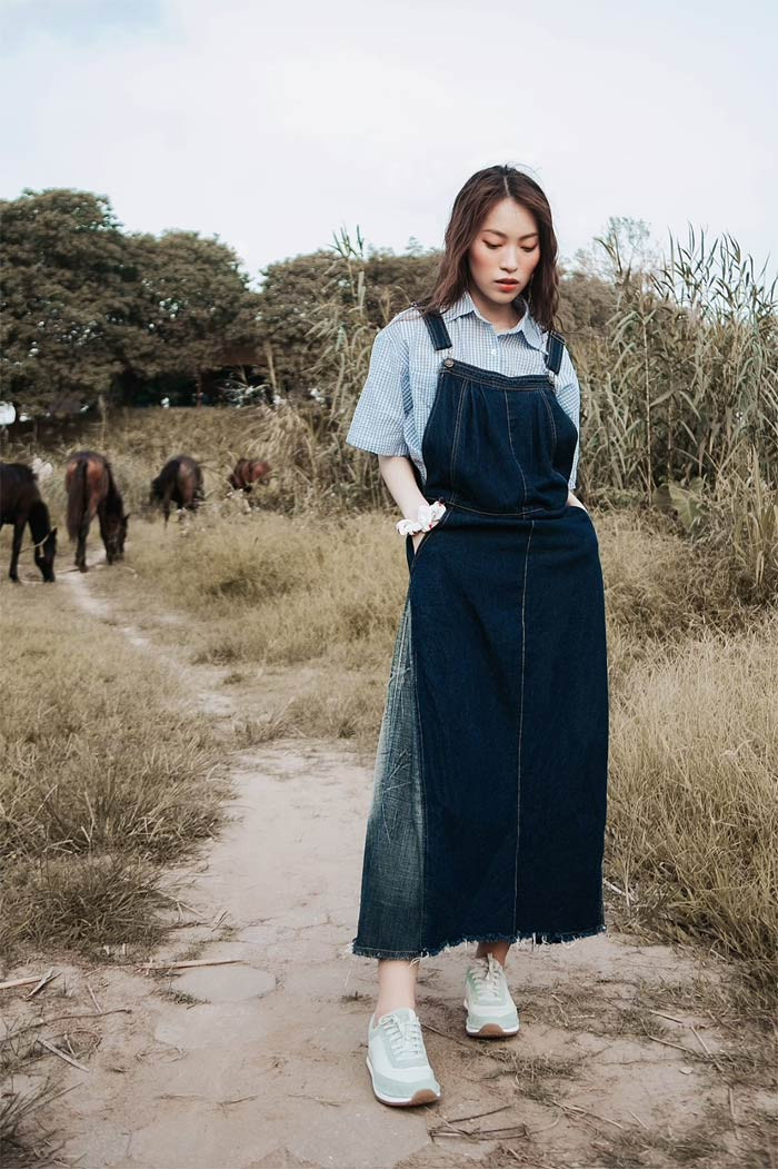 Ngoài đời, style của cô gái sinh năm 1999 lại khác hẳn: cá tính, tinh nghịch, gợi cảm.