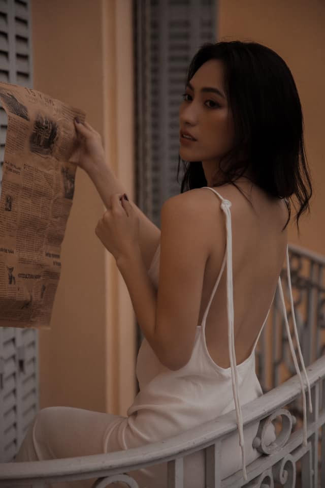 Sở hữu bờ vai thon nên nữ diễn viên 30 tuổi rất tự tin khoe ra ưu điểm của mình.