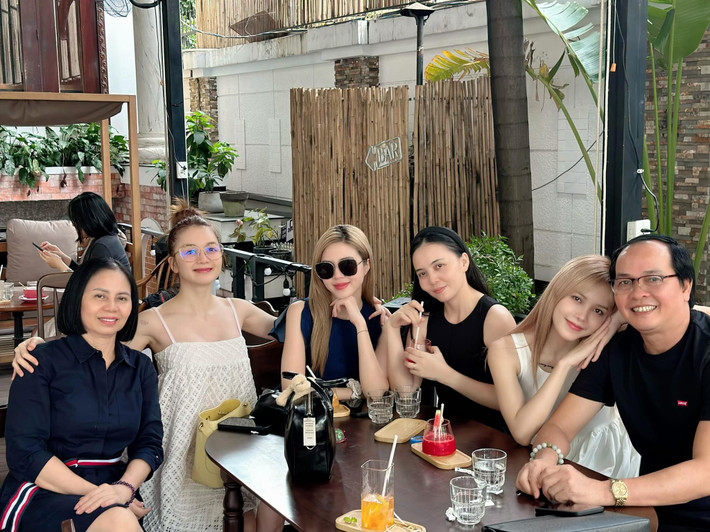 4 chị em gái nhà Thiều Bảo Trâm chụp ảnh cùng bố mẹ trong bữa tiệc của gia đình mới đây.