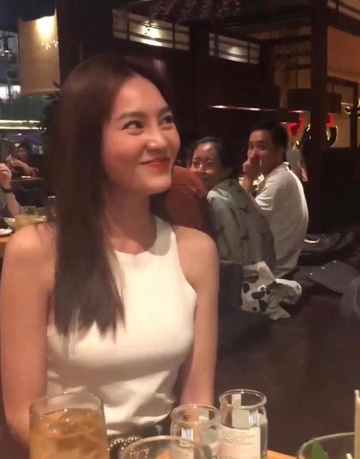 Lan Ngọc từng thu hút ánh nhìn của người xung quanh khi cất giọng hát "phá" một loạt hit.