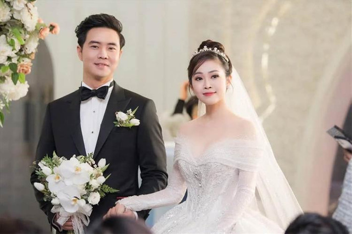 Ngày 11/1/2021, MC Thuỳ Linh và chồng kém 5 tuổi, nam diễn viên Đức Hiếu tổ chức hôn lễ.