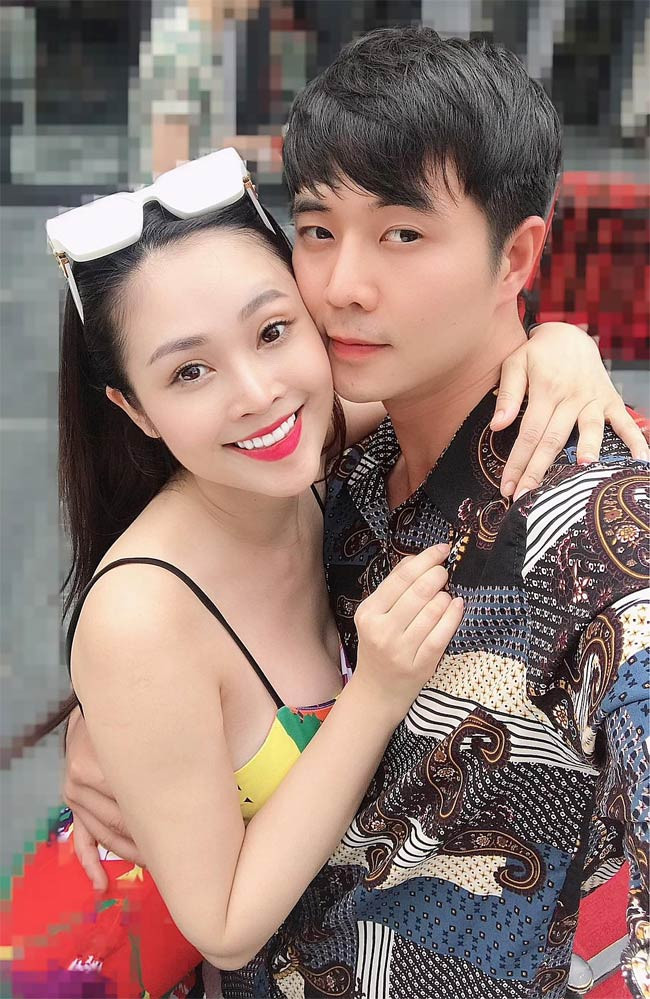 “Tròn trịa 1 năm làm vợ, có chồng, mọi thứ vẫn cứ tươi mới, hớn hở lắm ý. Trước đây mình từng e ngại cuộcsống hôn nhân sẽ như cái lồng chụp vào mình. Trải nghiệm 1 năm lại thấy việc lấy chồng cho mình cuộc sống rộng mở hơn, tư duy và bước chân thêm thỏa sức vẫy vùng mà vững vàng vì giờ đi đâu đi cả đôi mà", nữ MC chia sẻ trên trang cá nhân sau 1 năm ngày cưới.