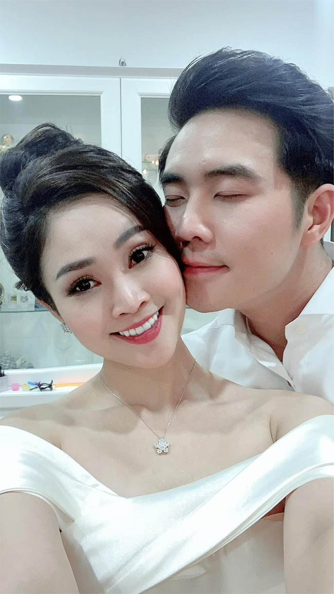 Còn trong mắt Đức Hiếu, vợ anh là một người tài năng, xinh đẹp, nấu ăn giỏi vì thế mà nam diễn viên "Phố trong làng" rất nghiện cơm vợ nấu và chỉ thích ở nhà với vợ.