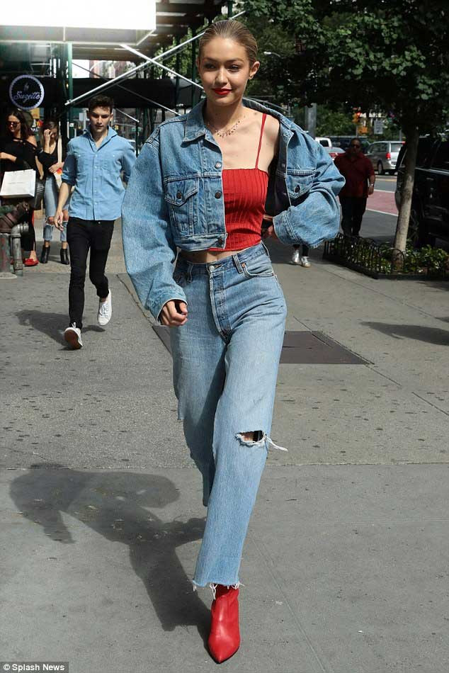 Hadid theo nghiệp mẫu từ khi còn nhỏ và trở thành người mẫu nhí cho Baby Guess khi mới hai tuổi. (Ảnh: fashionsizzle)