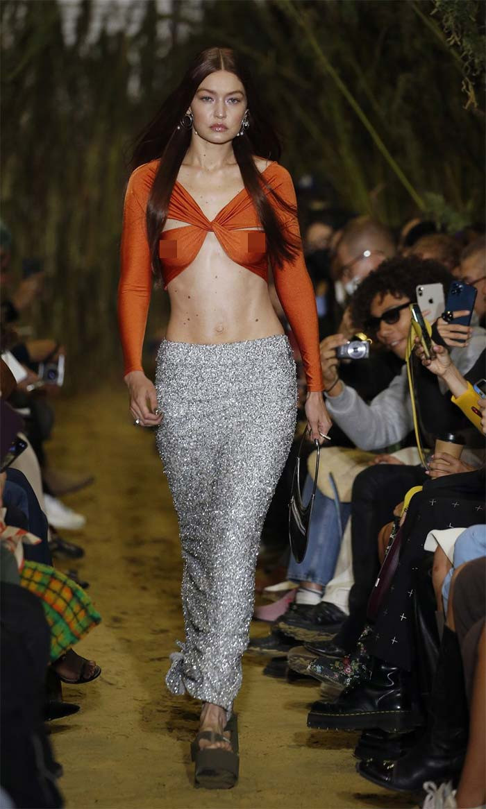 Vẻ quyến rũ của Gigi Hadid trên sàn diễn thời trang. (Ảnh: Getty Images)