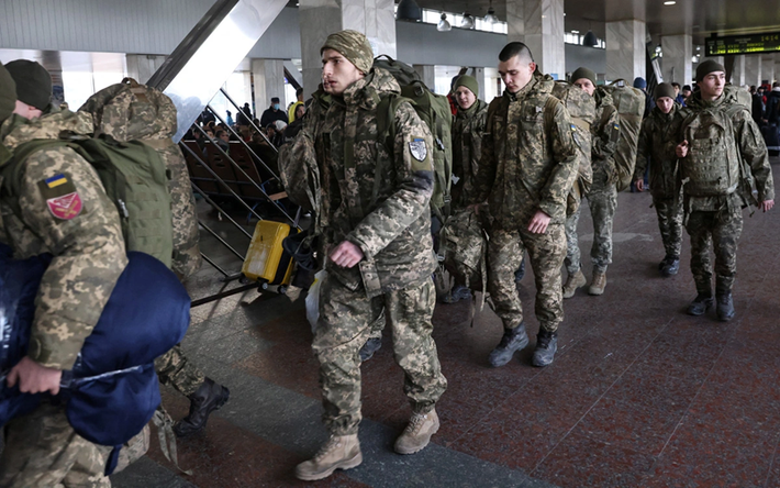 Nhà quan sát Yuri Podolyaka cũng đưa tin về cuộc phản công này của Quân đội Ukraine. Theo ông, trong chiến dịch phản công này, quân Ukraine đã triển khai một phần lực lượng từ 4 lữ đoàn cơ giới và 1 tiểu đoàn xung kích, bao gồm Lữ đoàn Cơ giới số 152, 155, 157, 32 và Tiểu đoàn xung kích số 425 "Skala". Những lực lượng này được rút từ các mặt trận khác để cố gắng đẩy Quân đội Nga ra khỏi làng Shevchenko. Ảnh: Reuters.