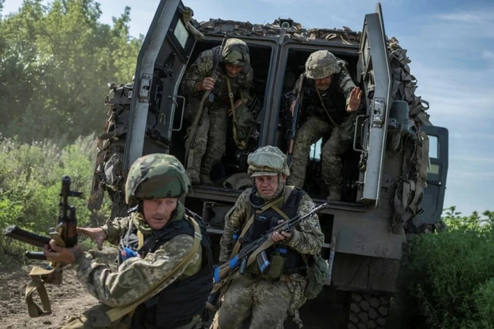 Sự cố bất ngờ này ngay lập tức thu hút sự chú ý của Tổng tư lệnh Quân đội Ukraine, ông Syrskyi. Để nhanh chóng ổn định tình hình, ông đã quyết định điều động Lữ đoàn cơ giới số 32 từ Velyka Novosilka tới hỗ trợ khẩn cấp. Ảnh: Reuters.