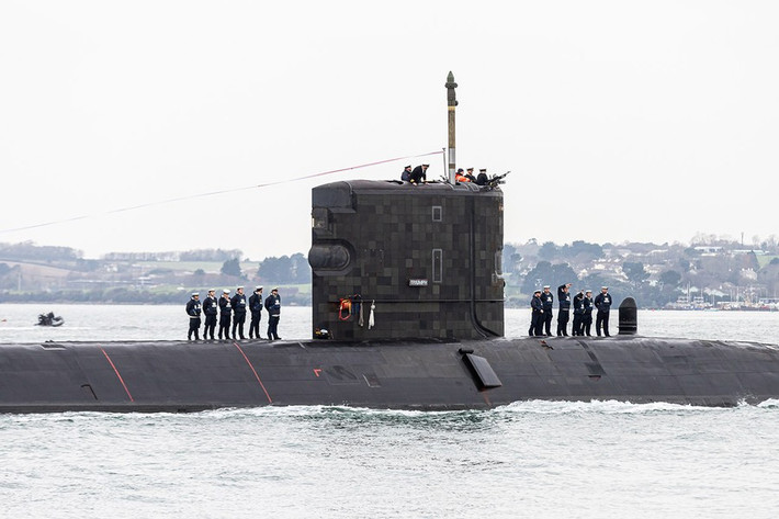 Tàu ngầm hạt nhân HMS Triumph được đặt lườn đóng mới tại Nhà máy đóng tàu Barrow vào tháng 2/1987 và chính thức đi vào hoạt động chưa đầy 5 năm sau đó - vào tháng 10/1991.