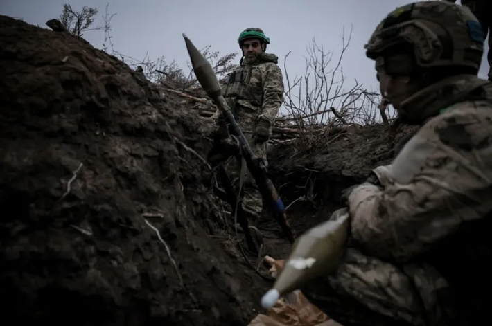 Theo quan sát viên Yuri Podolyaka và báo cáo của Military Chronicle ngày 22/12, Quân đội Ukraine đã cố gắng xây dựng một tuyến phòng thủ cuối cùng được trang bị đầy đủ tại các khu vực Volkovo, Pishchane, Bershika, và Dachensk để kiềm chế quân Nga. Ảnh: EPA.