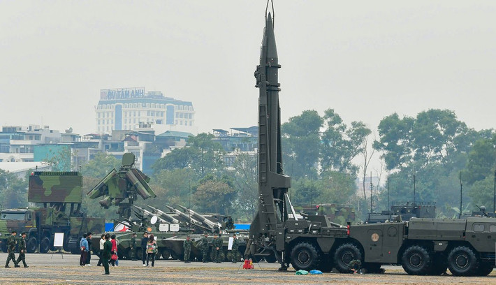 Theo Viện Nghiên cứu Hòa bình và Quốc tế Stockhom (SIPRI), năm 1981 Việt Nam nhận được một số bệ phóng di động cùng hàng chục quả đạn Scud-B.