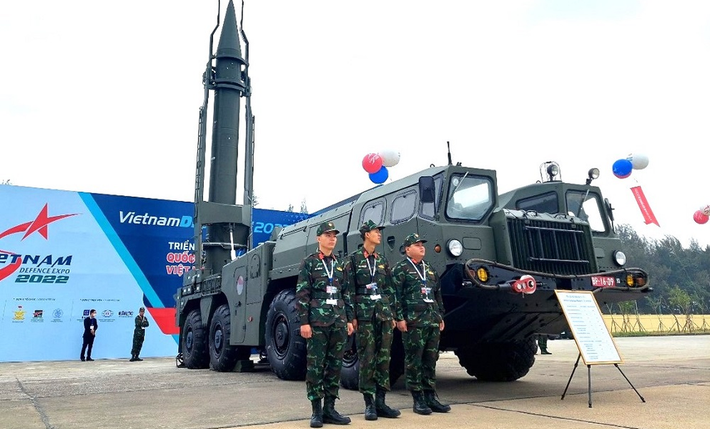 Khi phóng, tên lửa sẽ được khung nâng đạn dựng thẳng đứng và bắn đi (trước đó tên lửa cần khoảng thời gian để nạp nhiên liệu phóng, nạp thông số mục tiêu).