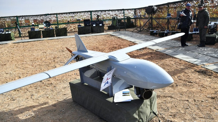 UAV Merlin-RV không chỉ có khả năng quan sát trong dải ánh sáng nhìn thấy mà còn sử dụng hồng ngoại với tầm quan sát lên tới 30km. Được thiết kế bởi Viện Nghiên cứu Công nghệ viễn thông hiện đại ở Smolensk, UAV này trang bị động cơ lai và hệ thống cảm biến tiên tiến. Nhờ đó, nó có thể giám sát tình hình, phát hiện mục tiêu và hỗ trợ quân đội hiệu quả trong mọi điều kiện chiến đấu.