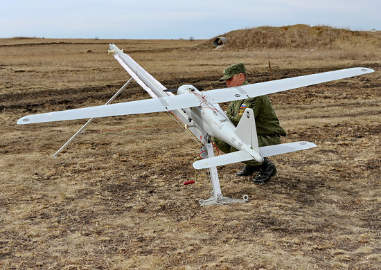 Bên cạnh Merlin, UAV Orlan-10, một sản phẩm của Trung tâm Công nghệ Đặc biệt, cũng đóng vai trò quan trọng. Với khả năng thực hiện trinh sát quang-điện tử, phát hiện tín hiệu vô tuyến và dẫn đường cho hỏa lực, Orlan-10 là một trong những UAV phổ biến nhất của Quân đội Nga. Phiên bản cải tiến gần đây được trang bị hệ thống truyền dẫn dữ liệu chống nhiễu, giúp tăng độ tin cậy và hiệu quả tác chiến.