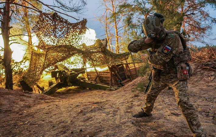 Về kế hoạch của Quân đội Ukraine, Quân đội Nga cũng rất rõ ràng, vì vậy họ đã chọn tấn công mạnh mẽ vào Nizhny Klin ở phía tây nam và Novoivanovka ở phía đông. Điều này giúp Nga có thể mở rộng khu vực kiểm soát phía nam Zeleny Shlyakh, tránh bị Quân đội Ukraine bao vây. Tuy nhiên, hiện tại Quân đội Nga chỉ đạt được tiến triển hạn chế ở cả hai khu vực này. Ảnh: TASS.