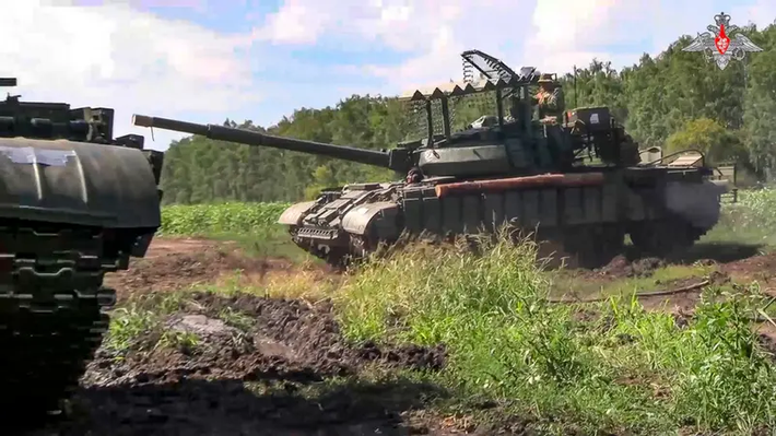 Thiếu tướng Nga Apty Alaudinov cho biết, mặc dù Quân đội Ukraine đã chịu tổn thất nặng nề nhưng do liên tục điều động lực lượng tới đây trong suốt 4 tháng qua, Quân đội Ukraine vẫn có đủ sức mạnh để tiếp tục tiến công tại Kursk. Tuy nhiên, Ukraine cũng cần giữ lại một phần lực lượng như tài nguyên cuối cùng để đối phó nếu Quân đội Nga mở rộng tấn công trên một mặt trận rộng lớn hơn. Ảnh: Bộ Quốc phòng Nga.