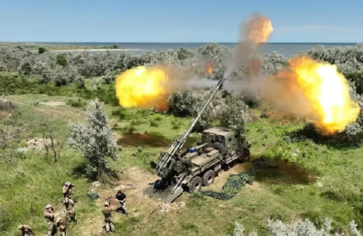 Trong thời điểm then chốt này, Quân đội Ukraine, dù thiếu hụt nghiêm trọng về hỏa lực và nhân lực, không chỉ không giữ vững trận địa mà còn chủ động phát động một cuộc phản công lớn. Có vẻ như họ đang chuẩn bị chiếm giữ các vị trí trọng yếu trước khi Quân đội Nga mở cuộc tấn công mùa đông, nhằm chặn đứng các điểm xuất phát phù hợp cho lực lượng cơ giới hóa của Nga. Ảnh: mil.gov.ua.