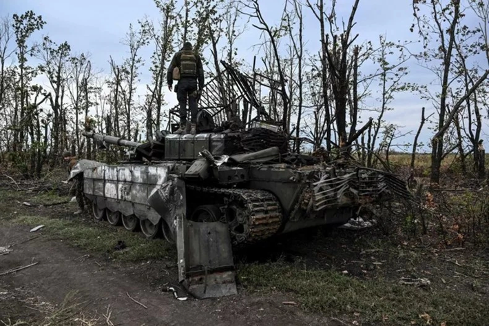 Phía Ukraine cho biết Quân đội Nga dường như đã từ bỏ việc sử dụng các trang bị hạng nặng để đột phá, thay vào đó bắt đầu dựa vào các cuộc tấn công của bộ binh, thường là các nhóm nhỏ từ 3 đến 5 binh sĩ. Tuy nhiên, điều này đã khiến thương vong của Quân đội Nga gia tăng đáng kể. Ảnh: Getty Images.