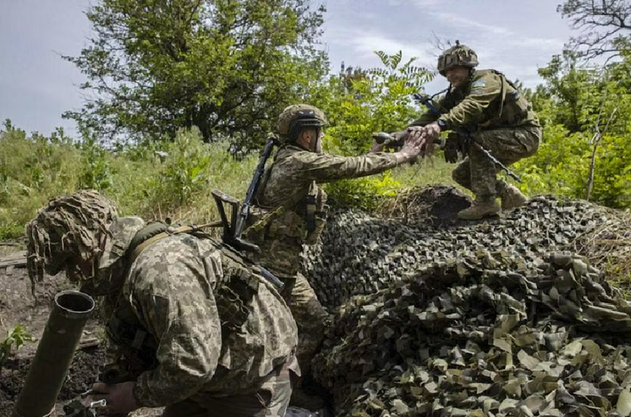 Trang War Zone nhấn mạnh rằng ông Syrsky đã đưa ra tuyên bố của mình trong bối cảnh lực lượng phòng thủ của Ukraine đang sụp đổ khắp Donbass, và khu vực Kursk ngày càng thu hẹp. Tổng tư lệnh Quân đội Ukraine thừa nhận tình hình tại Pokrovsk và Kurakhove là “rất khó khăn”. Ảnh: New York Times.