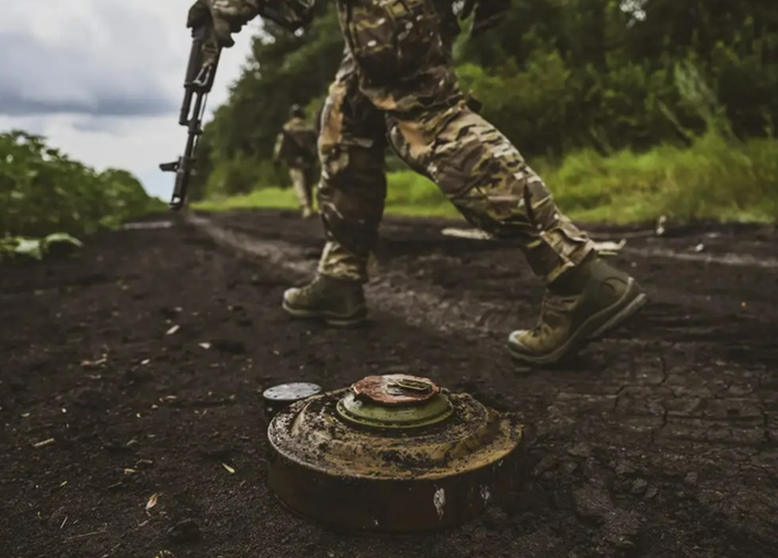 Trang War Zone nhấn mạnh rằng sự thiếu hụt nhân lực không thể được bù đắp ngay cả bằng vũ khí của Mỹ. Hai tháng trước khi chính quyền ông Biden kết thúc nhiệm kỳ, Mỹ đã cung cấp mìn chống bộ binh cho Ukraine, cho phép các nước châu Âu chuyển giao hệ thống tên lửa phòng không Hawk và ủng hộ các cuộc tấn công vào đất liền Nga. Ảnh: Anadolu.