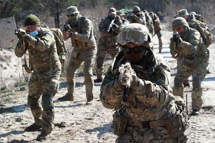 Quân đội đã hết sạch tình nguyện viên từ lâu, và chiến dịch huy động của Ukraine đang thất bại. Chỉ đạt khoảng hai phần ba so với kế hoạch đề ra”, tờ The Economist tiết lộ “bí mật quân sự” của Kiev. Ảnh: Reuters.