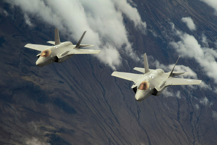 Thành công của F-35 không chỉ nằm ở công nghệ. Các quốc gia mua F-35 còn được hưởng lợi từ mạng lưới bảo trì, nâng cấp phần mềm và phần cứng, cùng khả năng tương tác với các hệ thống quân sự phương Tây khác. Đây là yếu tố quan trọng khiến F-35 trở thành lựa chọn hàng đầu của NATO và các đồng minh thân cận của Mỹ.