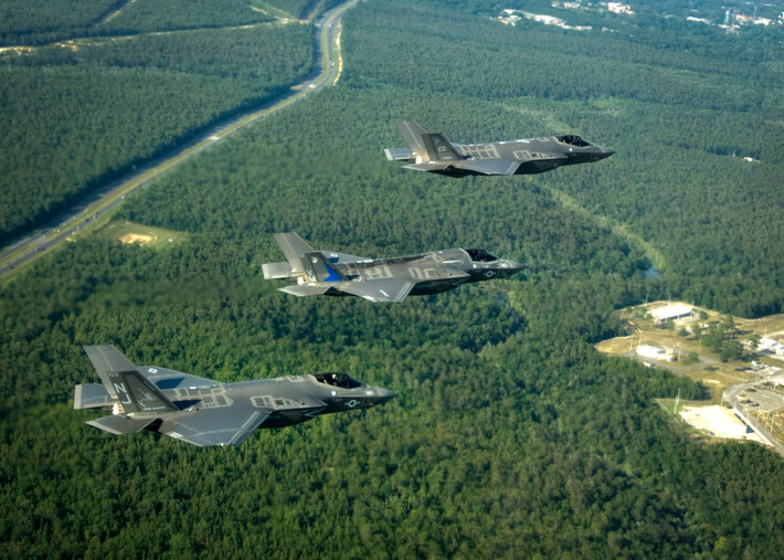 Từ khi ra mắt, F-35 không chỉ là chiếc máy bay chiến đấu mà còn là biểu tượng của công nghệ tiên tiến và liên minh quân sự vững mạnh. Với ba phiên bản linh hoạt - F-35A (cất cánh thông thường), F-35B (cất cánh thẳng đứng) và F-35C (dành cho tàu sân bay) - F-35 đáp ứng được nhu cầu tác chiến đa dạng của không quân và hải quân toàn cầu.