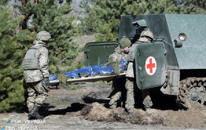 Trong quá trình phản công, đội hình quân Ukraine đã bị pháo phản lực và xe tăng phun lửa TOS-1A của Nga tấn công, khiến hơn 20 binh sĩ Ukraine thiệt mạng tại chỗ và 3 xe chiến đấu bộ binh Bradley bị phá hủy hoàn toàn. Ảnh: RBC-Ukraine.
